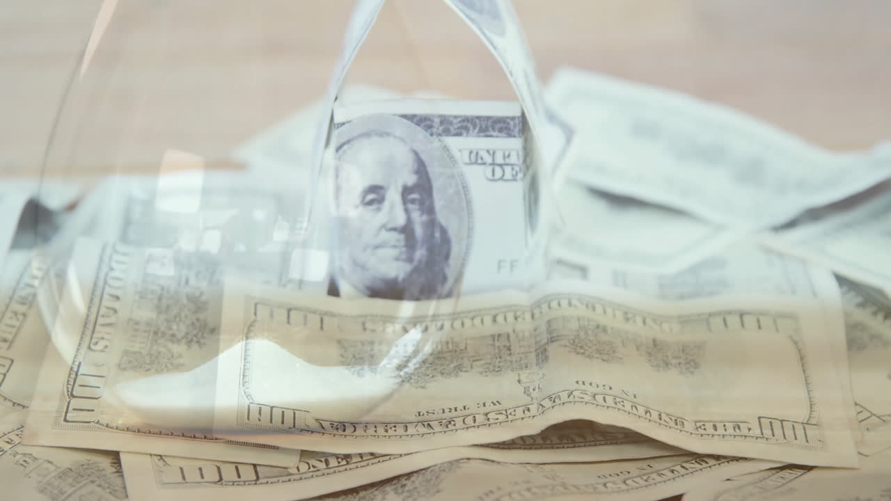 animación de varios billetes sobre un reloj de arena