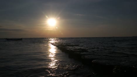 Tarde-De-Lapso-De-Tiempo-En-La-Playa-Con-El-Sol-Poniéndose