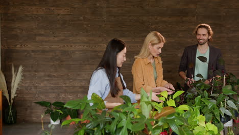 clientes revisando plantas en un centro de jardinería