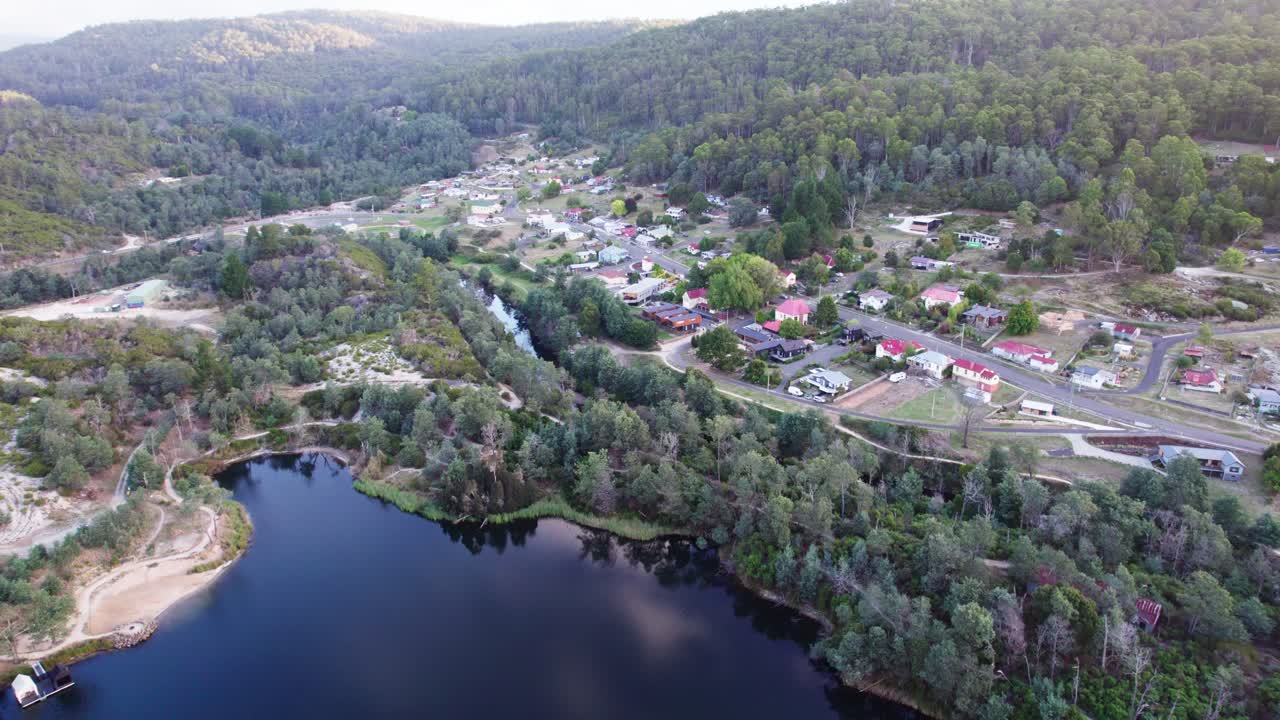 el establecimiento de un aeropuerto hacia la ciudad en forest derby, tasmania, australia