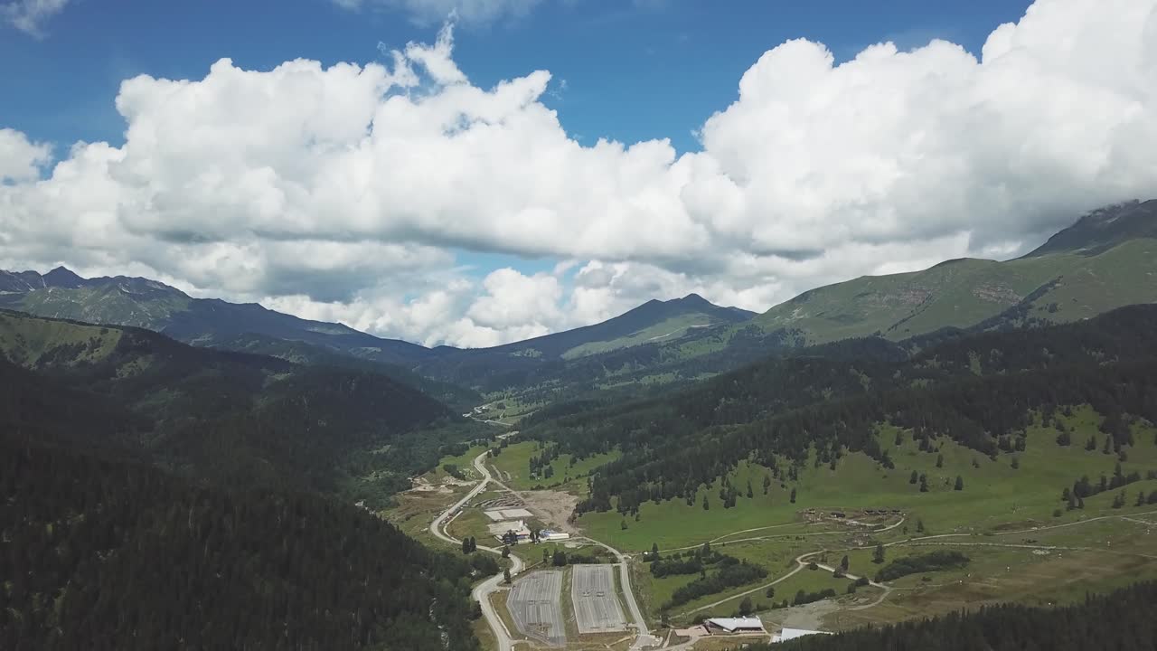 vista aérea de un valle de montaña