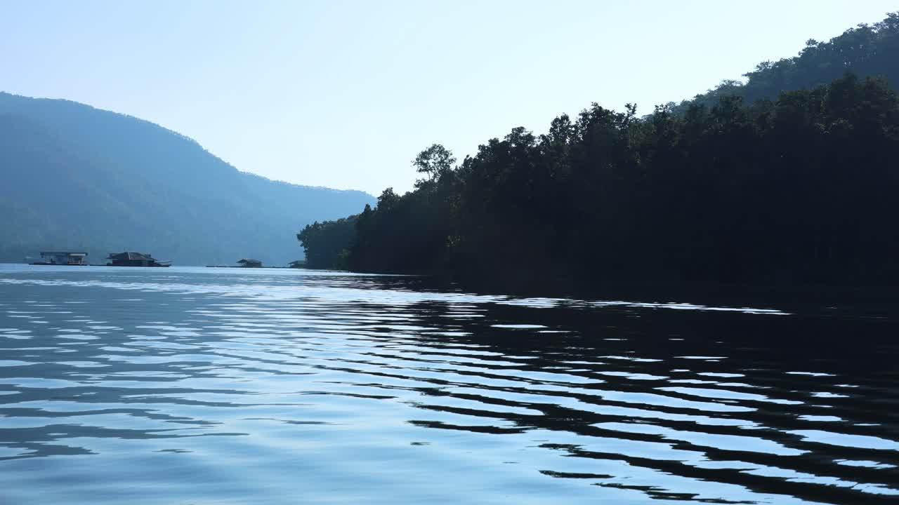 산과 나무의 반사와 함께 평온한 물