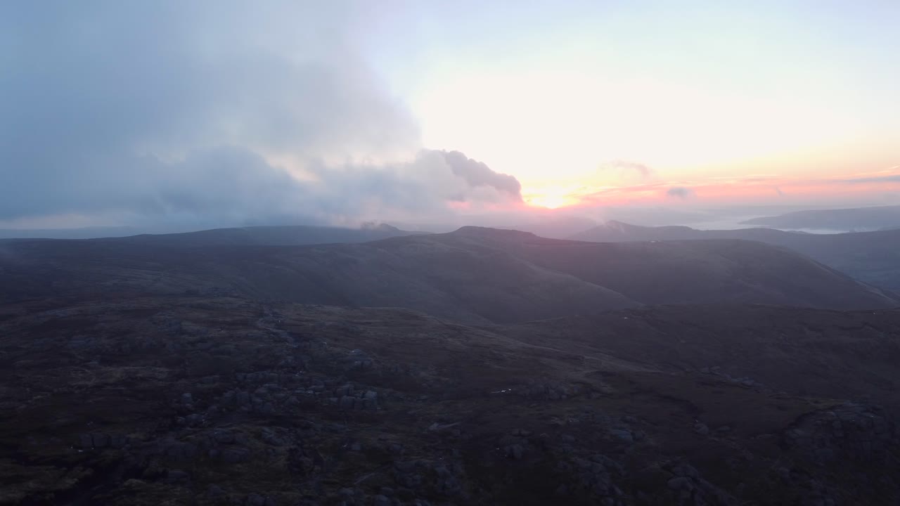 vista aérea del místico paisaje montañoso de kinder scout en el distrito pico, en inglaterra durante el amanecer dorado