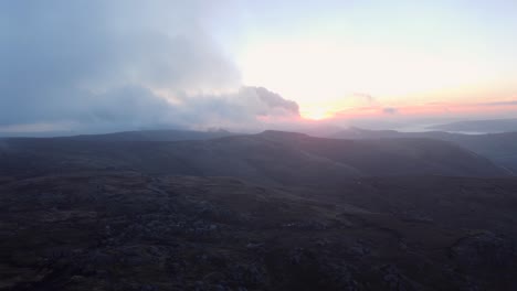 Vista-Aérea-Del-Místico-Paisaje-Montañoso-De-Kinder-Scout-En-El-Distrito-Pico,-En-Inglaterra-Durante-El-Amanecer-Dorado