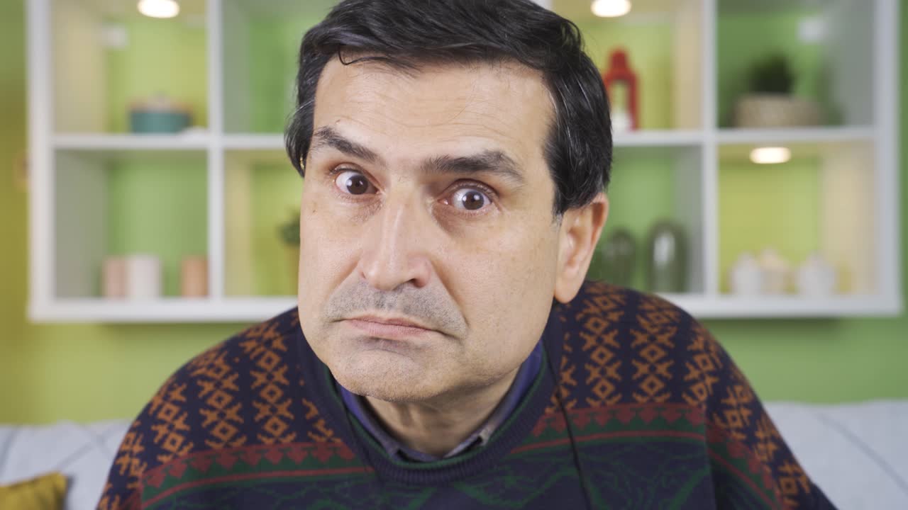 retrato de un hombre maduro aprobando y aceptando, escuchando noticias y anuncios.