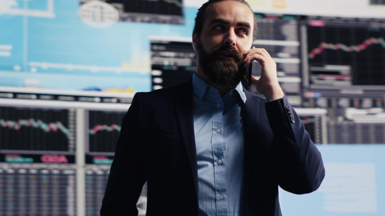 Imprenditore discute le performance aziendali durante una chiamata di lavoro