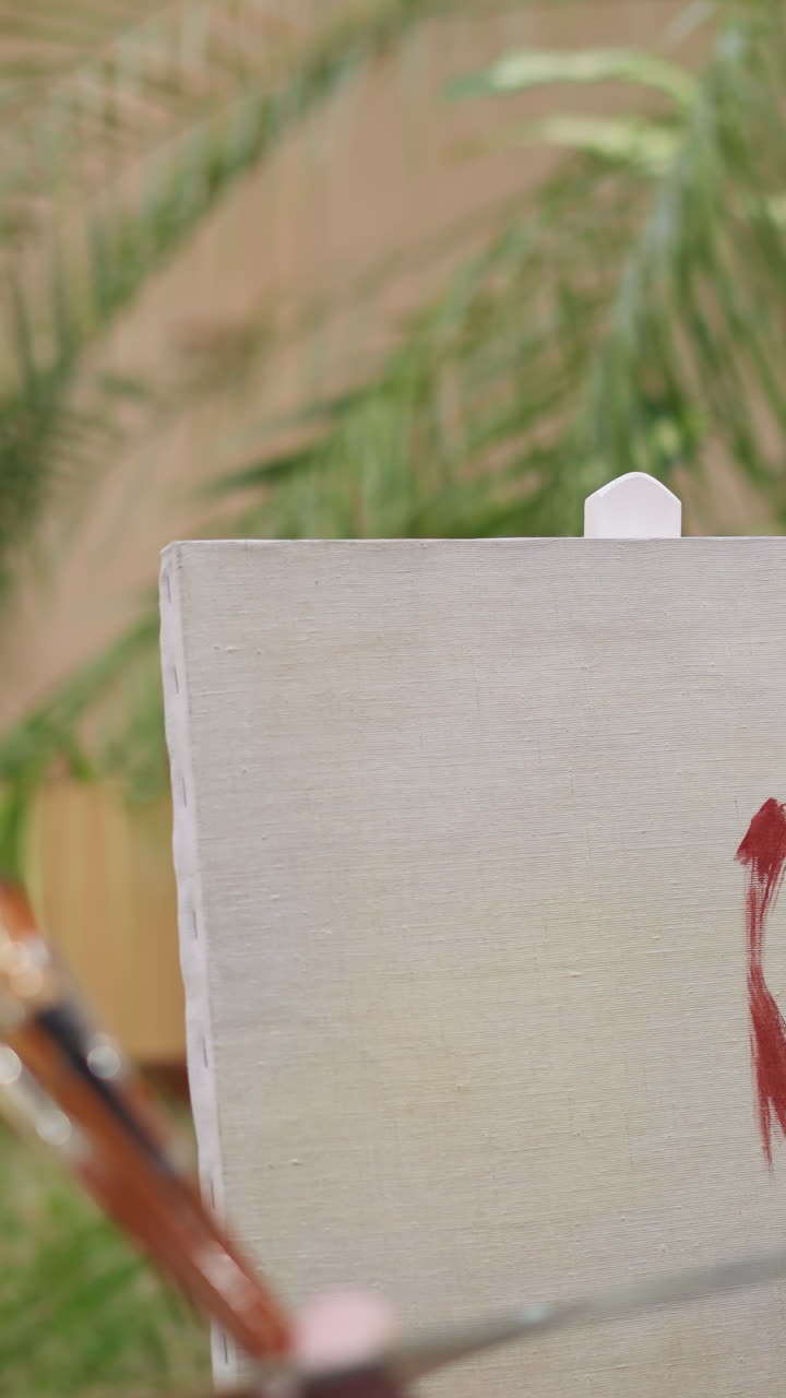 un artista dibuja el retrato de una modelo bonita en un estudio. un pintor profesional aplica trazos en el lienzo mirando a una mujer posando. un hombre trabaja en una tienda de arte