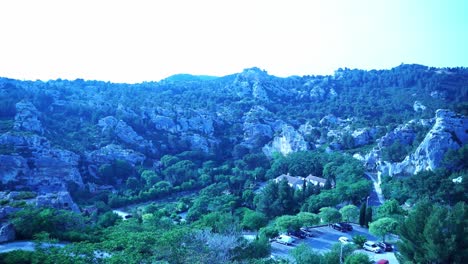 drone disparado sobre el paisaje de francia con pequeñas casas y rocas en la naturaleza