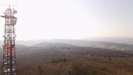 Langsam-Aufsteigende-Luftaufnahme-Eines-Einzigartigen-Sendeturms-In-Stoppelberg