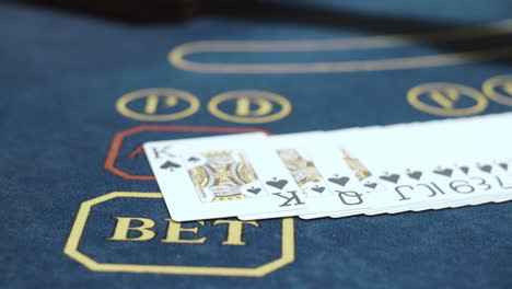 Croupier-Legt-Spielkarten-Im-Casino-In-Eine-Reihe.-Poker-Spielen-Im-Casino