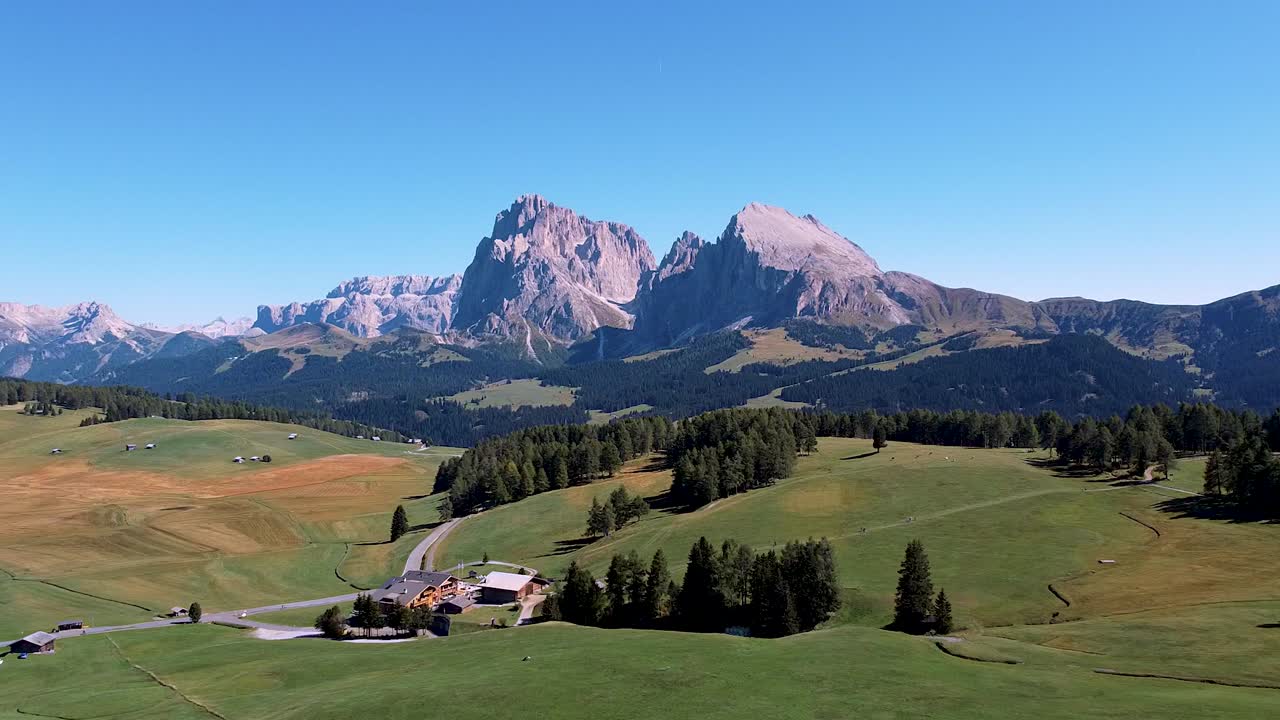 알페 디 시우시(alpe di siusi), 백운석(dolomites)에 있는 높은 산 풍경의 멋진 공중 촬영