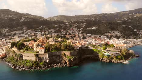 意大利西西里島的利帕里島 (lipari island) 的空中拍攝