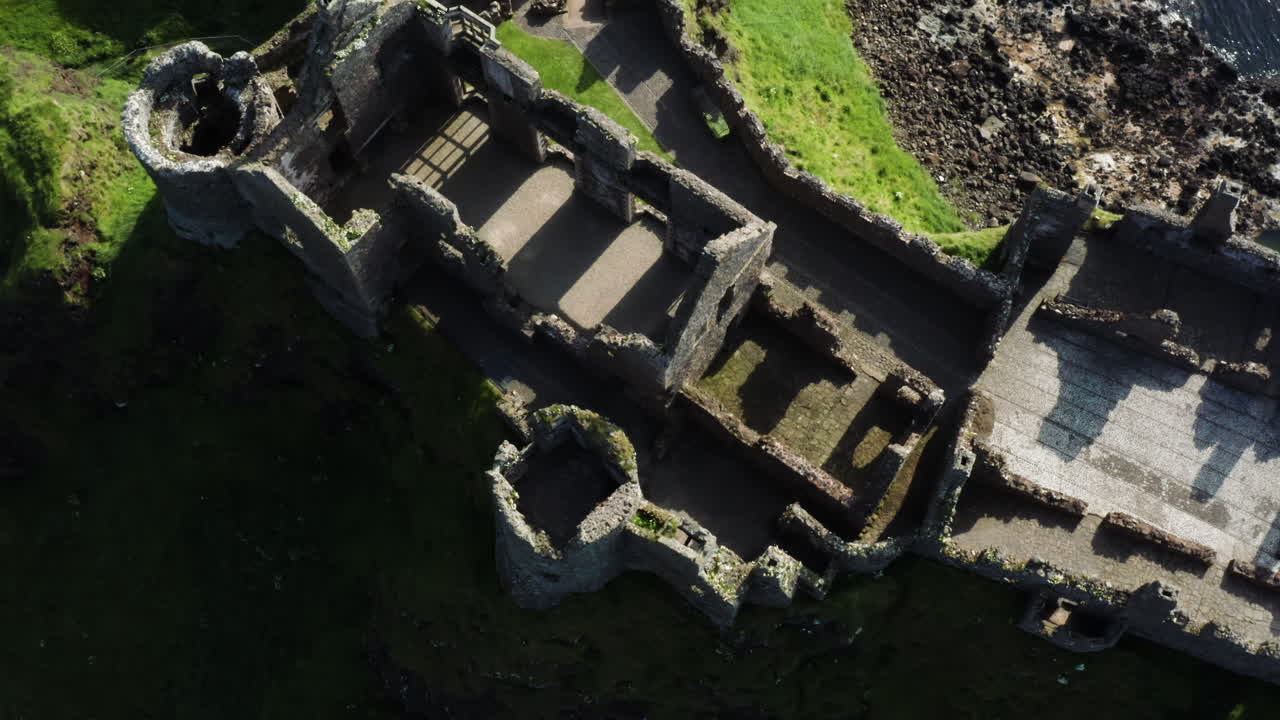 Veduta a volo d'uccello del Castello medievale di Dunluce e di un paesaggio meraviglioso.