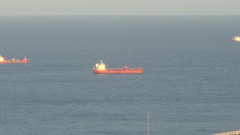 transporte marítimo de contenedores de carga en el mar mediterráneo