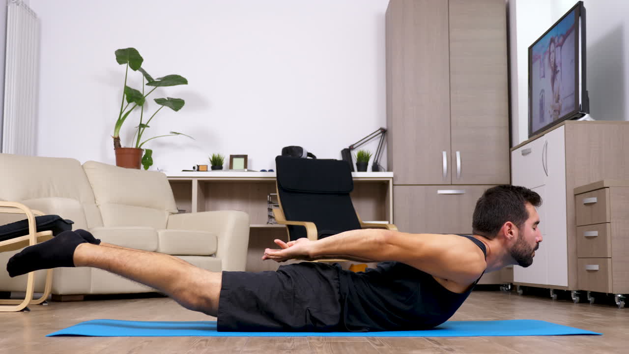 hombre haciendo ejercicios de yoga en casa