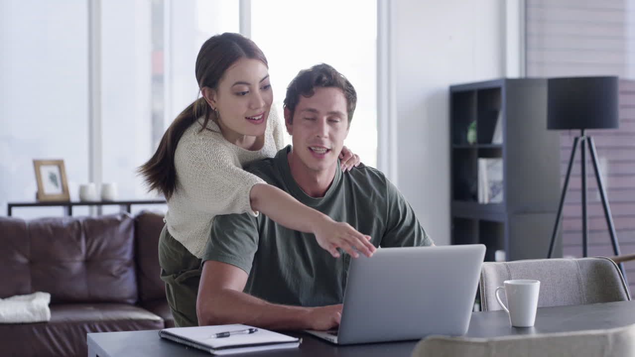 집 에서 함께 일 하는 부부