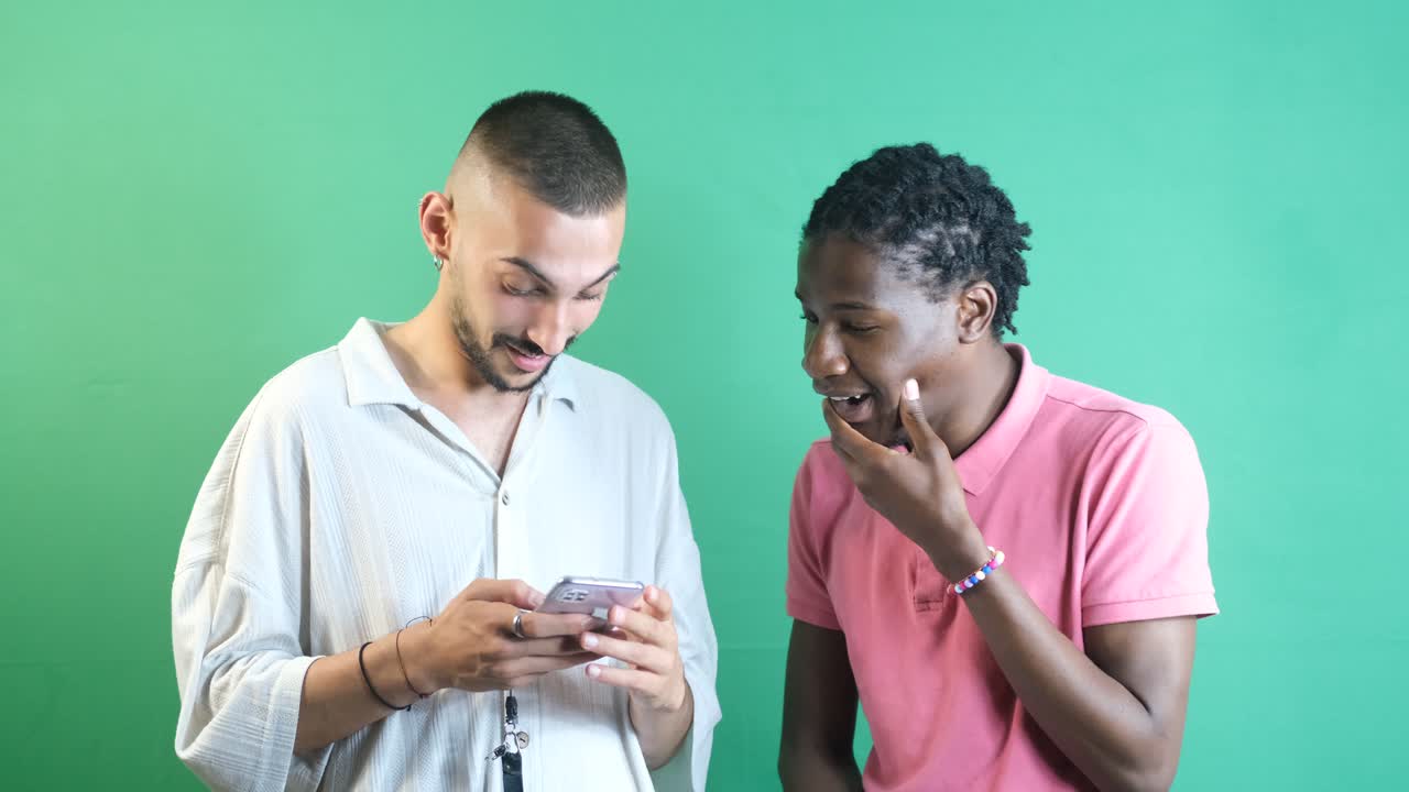 dos hombres mirando el teléfono