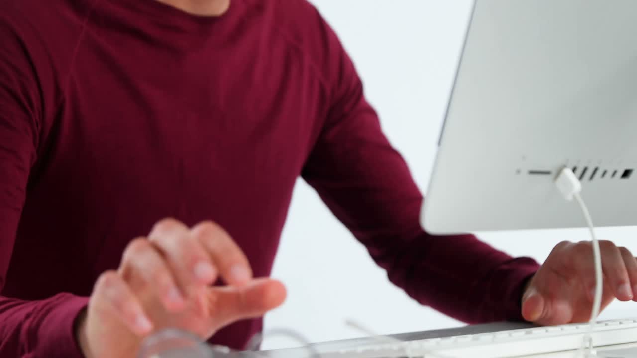 개인용 컴퓨터 4k에서 일하는 사려 깊은 남성 임원