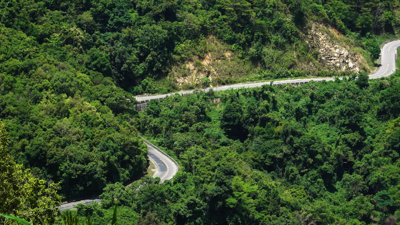 vehículos que viajan por la carretera forestal de montaña en el campo