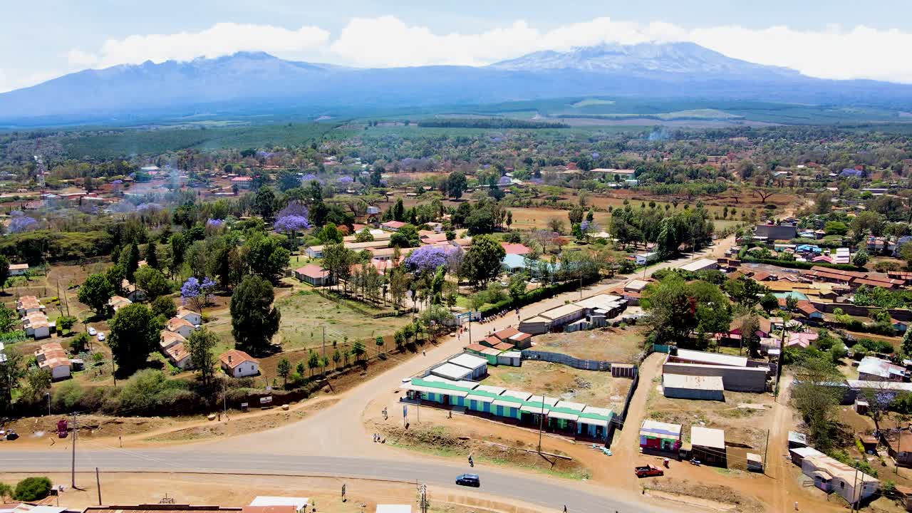 케냐의 시골 마을에서 킬리만자로가 배경입니다.