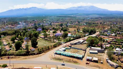 pueblo rural de kenya con el kilimanjaro en el fondo