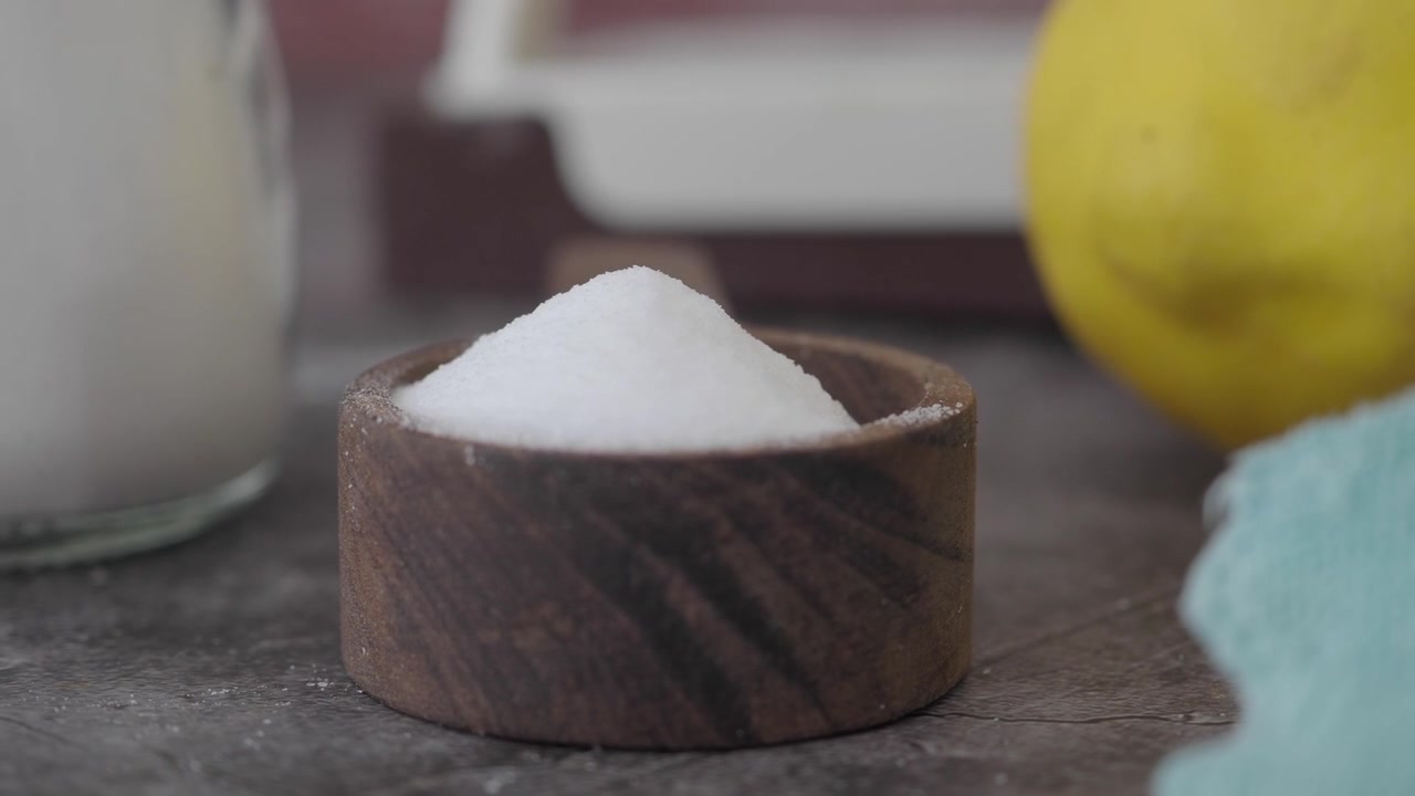 Primo piano di sale bianco in una piccola ciotola di legno