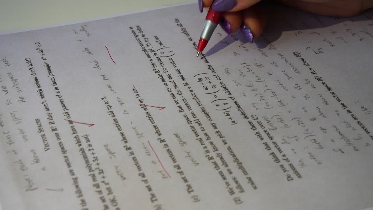 젊은 여교사가 교실에서 학생의 시험 결과를 확인하고 있다