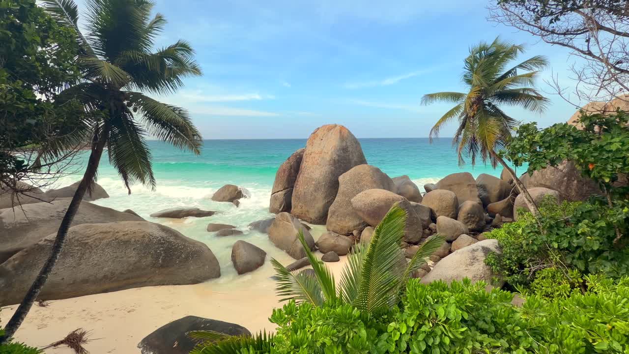 Mostra clip video della splendida spiaggia di Carana con rocce di granito, spiaggia di sabbia bianca e oceano mosso, Mahe, Seychelles a 30 fps