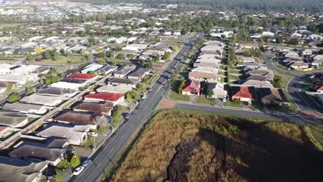 Vista-Aérea-De-Los-Suburbios-Y-Las-Carreteras-En-Australia-Durante-El-Cierre