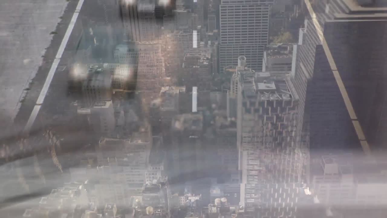 도시 풍경 위에서 빠른 속도로 움직이는 도로 교통의 애니메이션