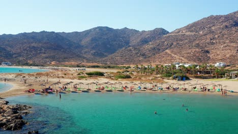 aérea dolly shot paraíso agua esmeralda paisaje, playa de la bahía de magganari, grecia