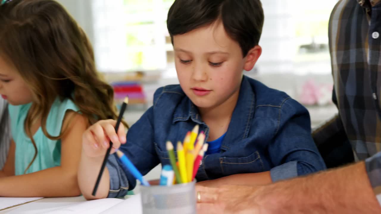 los padres ayudan a los niños con los deberes escolares