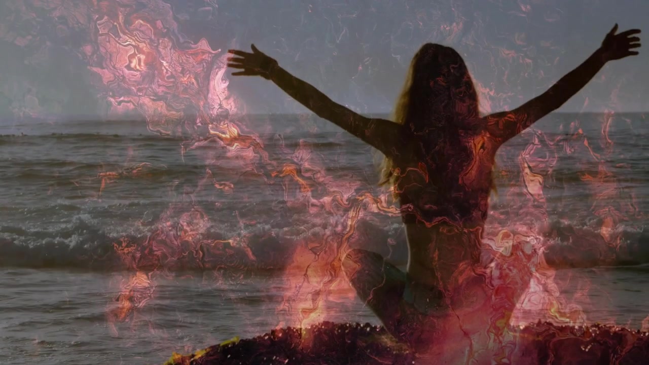 Donna inginocchiata sul bordo dell'acqua che inizia un movimento yoga per la meditazione con una sovrapposizione infuocata che si sincronizza con le onde.