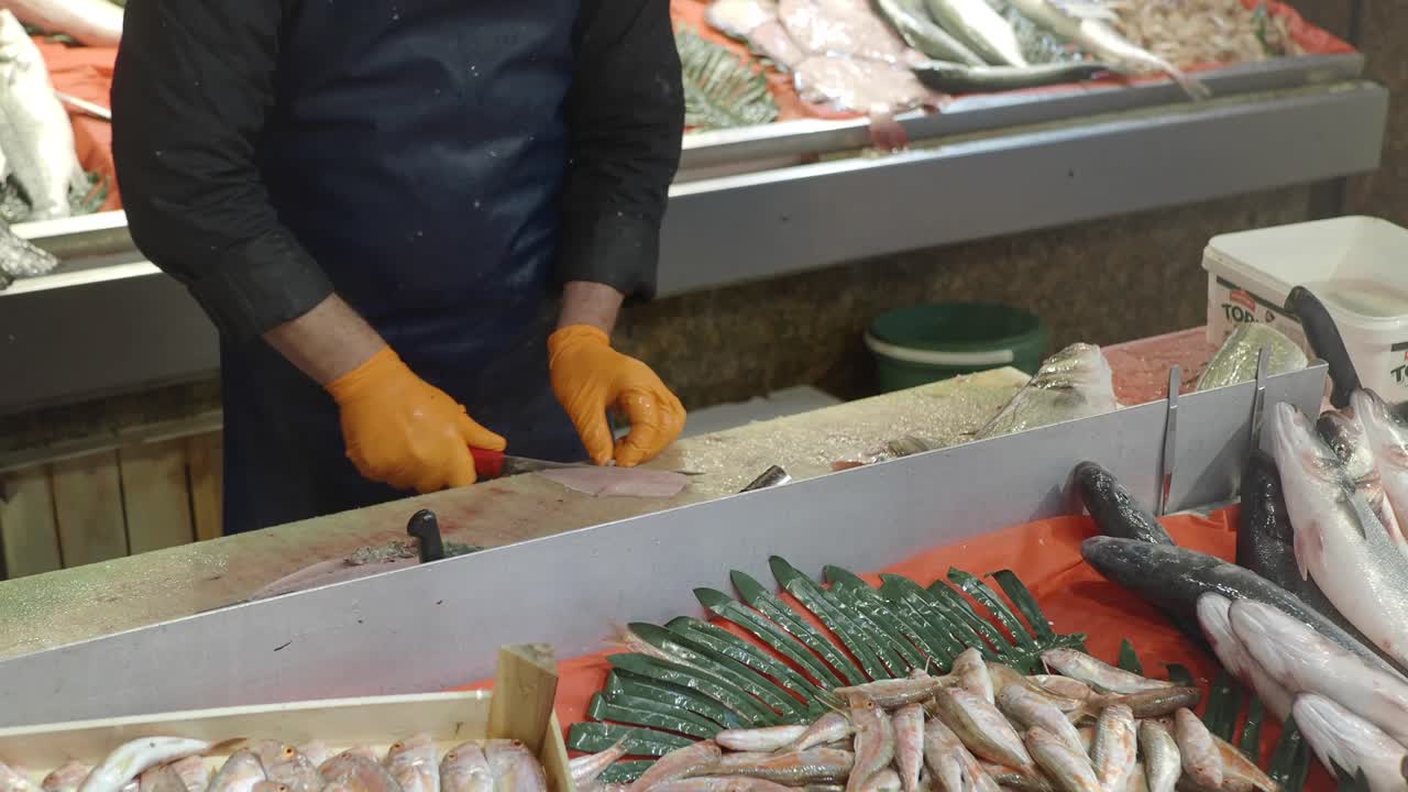 Fisherman preparing fish at fish market