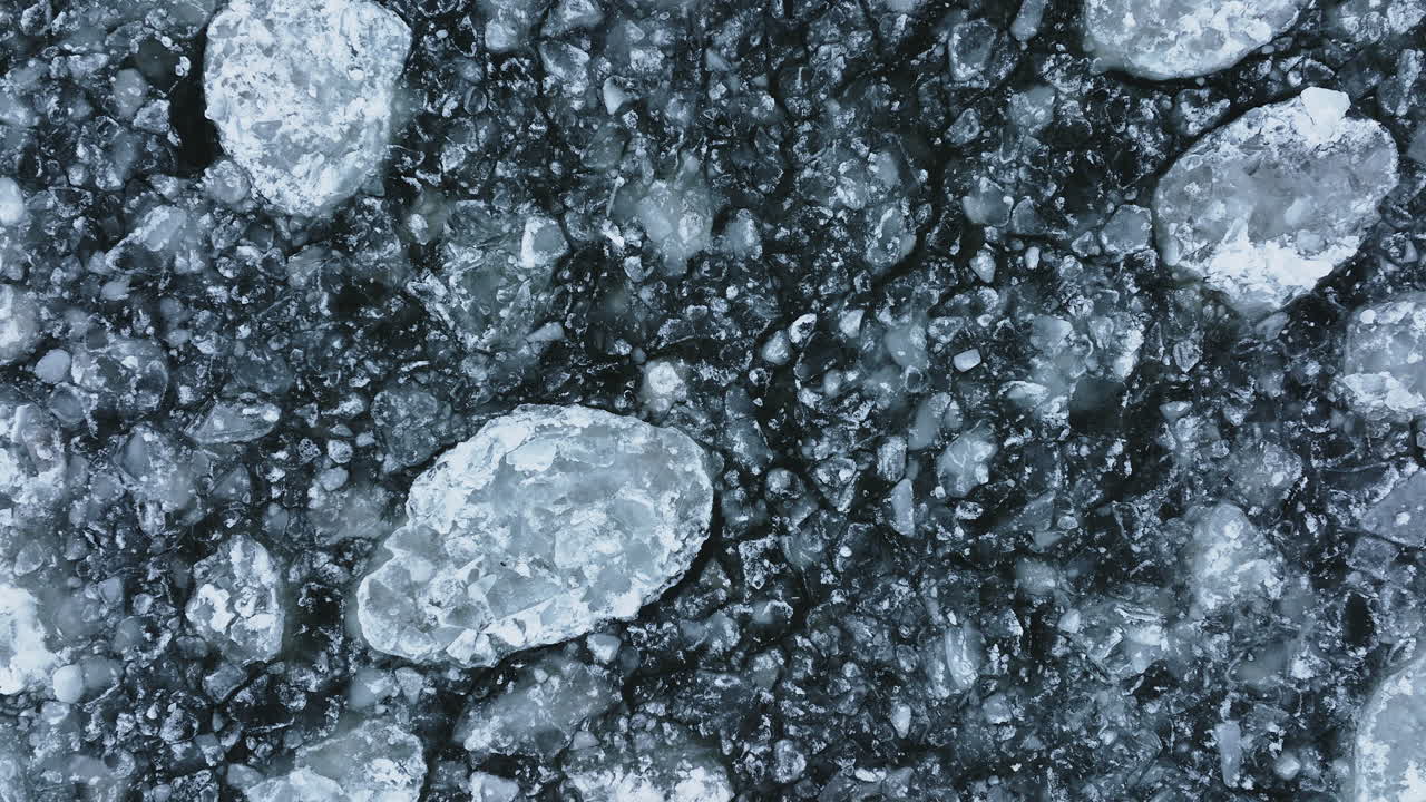 drone disparado volando hacia el hielo congelado en el lago michigan como las olas mueven el hielo alrededor