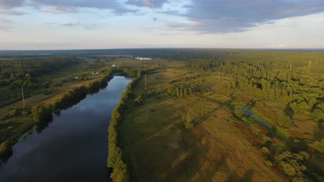 Malerische-Luftlandschaft-Mit-Grünen-Wäldern-Bei-Sonnenuntergang