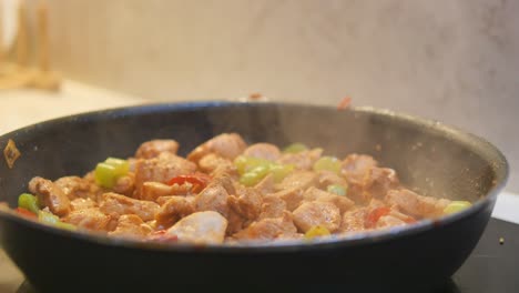 cocción de pollo salteado