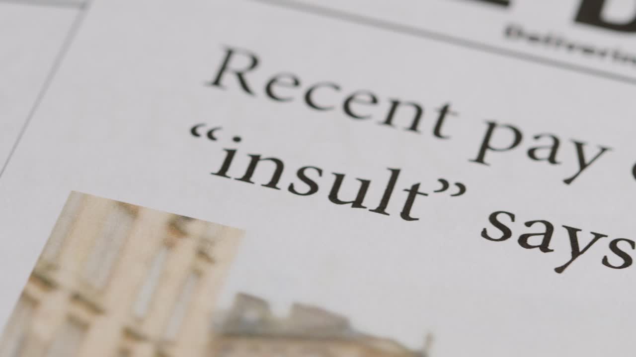 파업 행동과 노조 분쟁 협상을 논의하는 신문 헤드라인