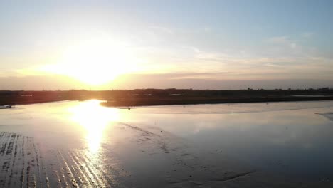 Leuchtendes-Sonnenlicht-Spiegelte-Sich-Auf-Dem-Ruhigen-Crezeepolder-See-In-Der-Nähe-Des-Dorfes-Ridderkerk-In-Den-Niederlanden