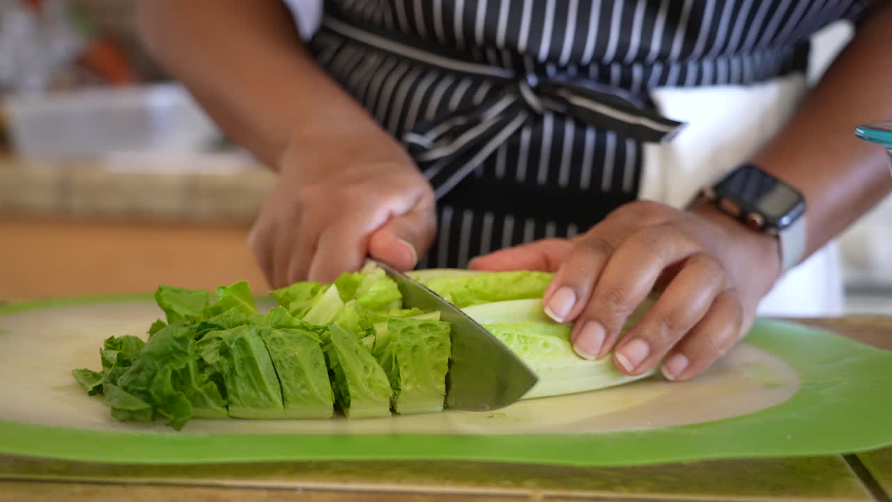 cortar lechuga romana para una ensalada picada - serie de ensalada antipasto