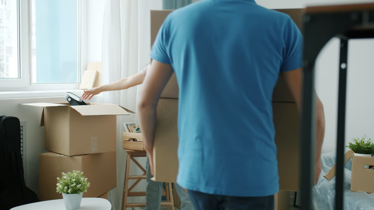 커플이 새로운 집으로 이사합니다.