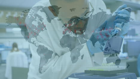 animación del mapa del mundo con las manos de un científico probando con equipos en el laboratorio