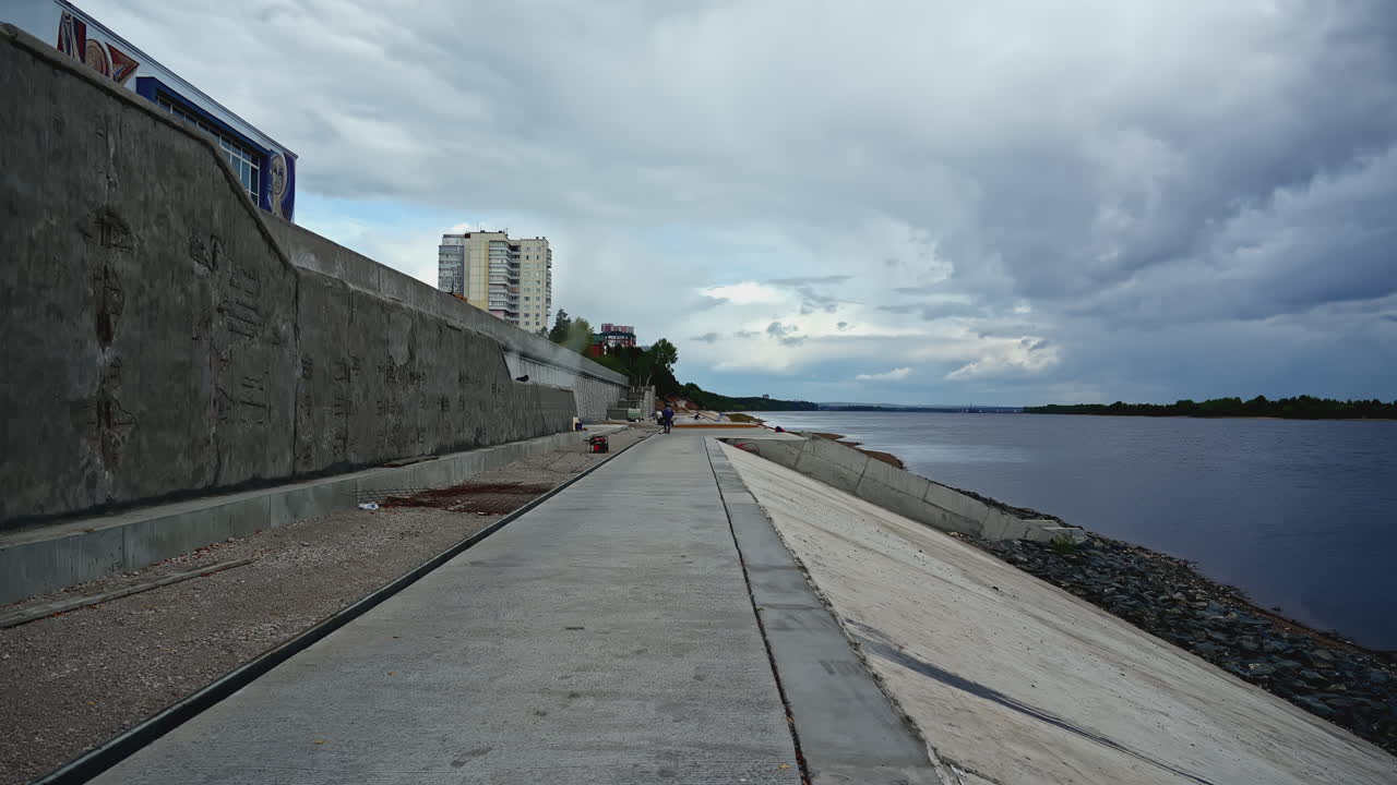orilla del río en construcción