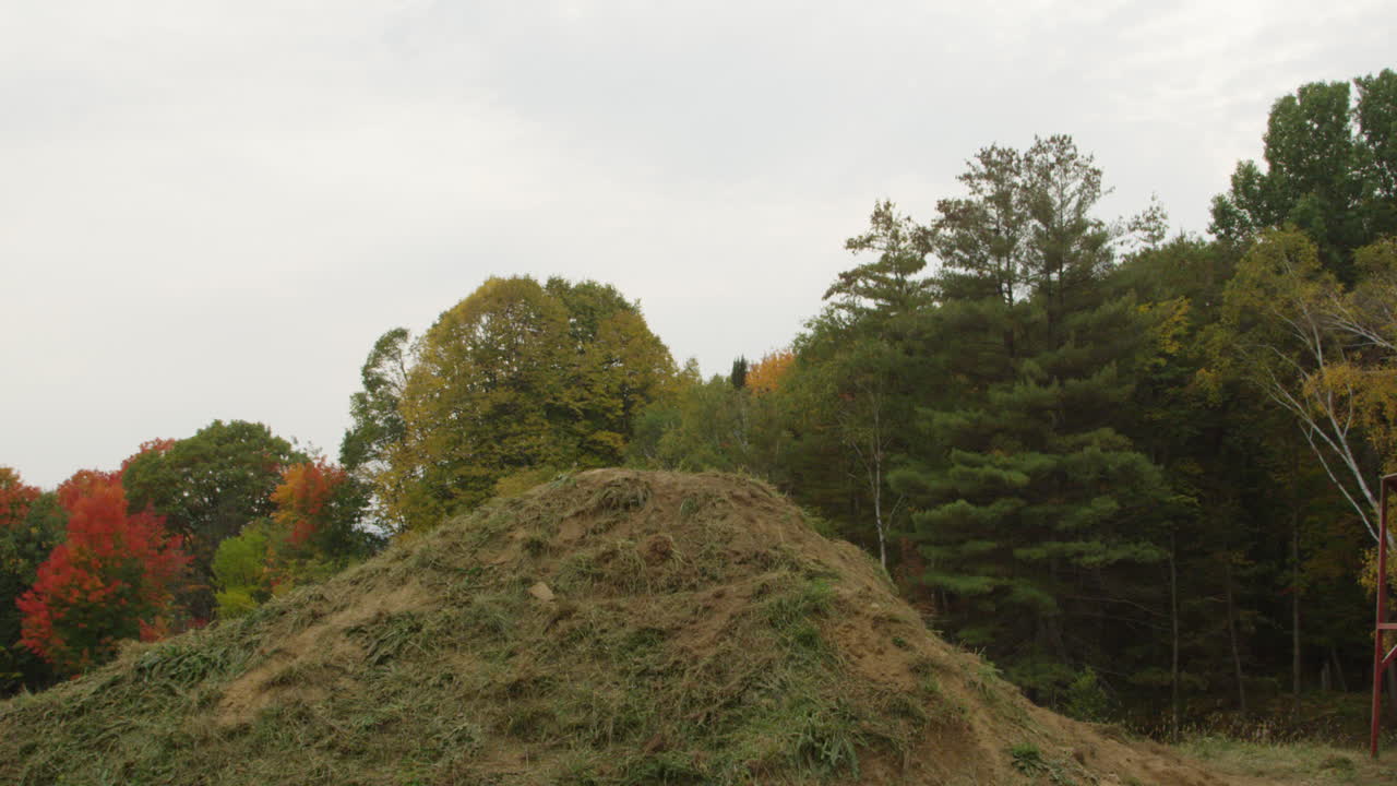choque de deportes extremos - choque de retroceso en cámara lenta en bicicleta de montaña