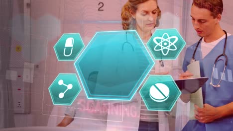 iconos médicos y procesamiento de datos contra una mujer médico y un hombre trabajador de la salud discutiendo informes