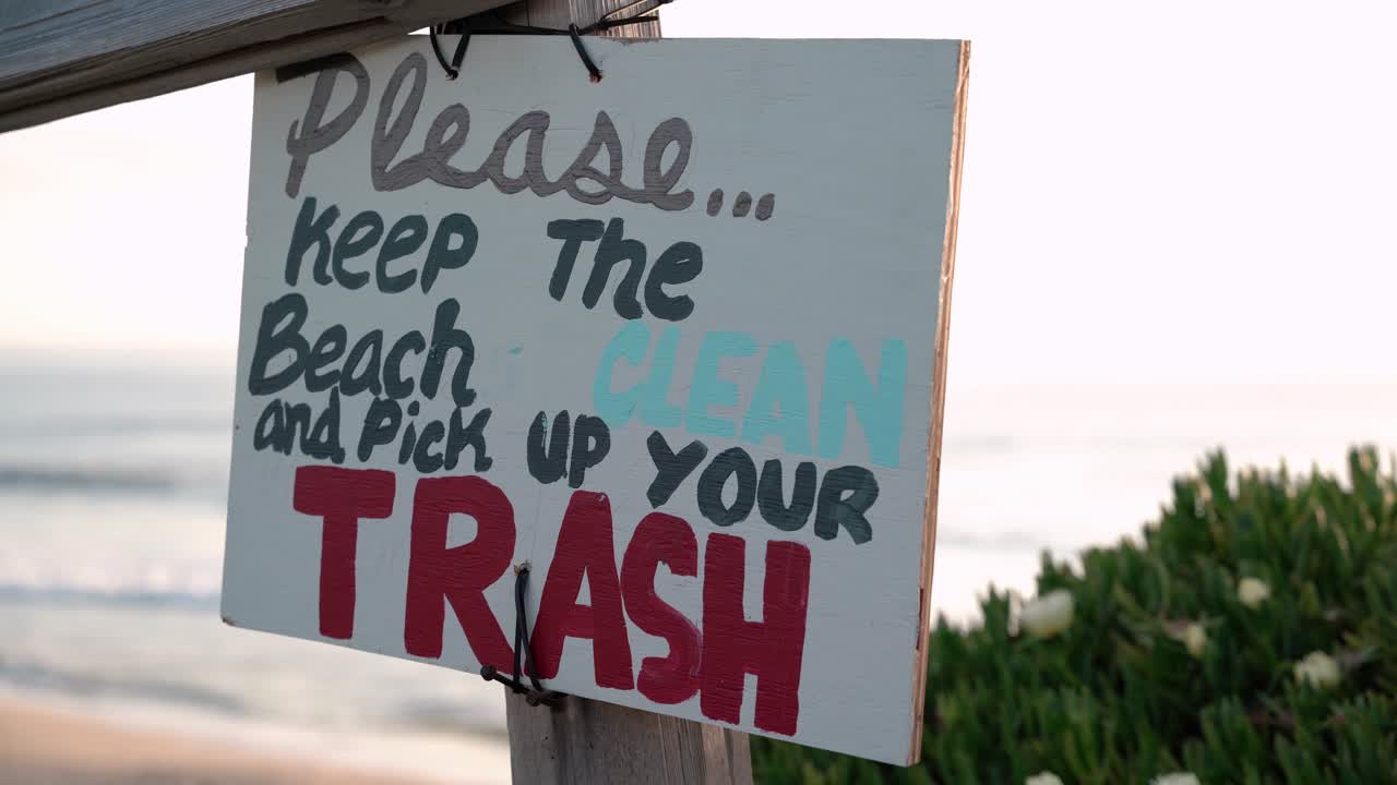 Cartello affisso per avvisare le persone di non sporcare la spiaggia.