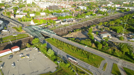 Vista-Aérea-Del-Puente-De-Armadura-Sobre-El-Ferrocarril-De-Trenes-En-Gdansk,-Polonia