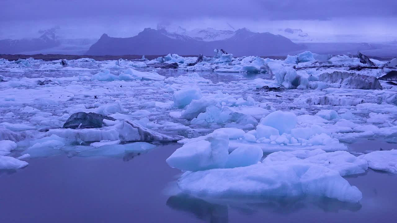 jokulsarlon 빙하 석호 아이슬란드 밤 1에서 북극의 지구 온난화를 암시하는 빙하 만에 앉아 있는 빙산을 가로질러 팬