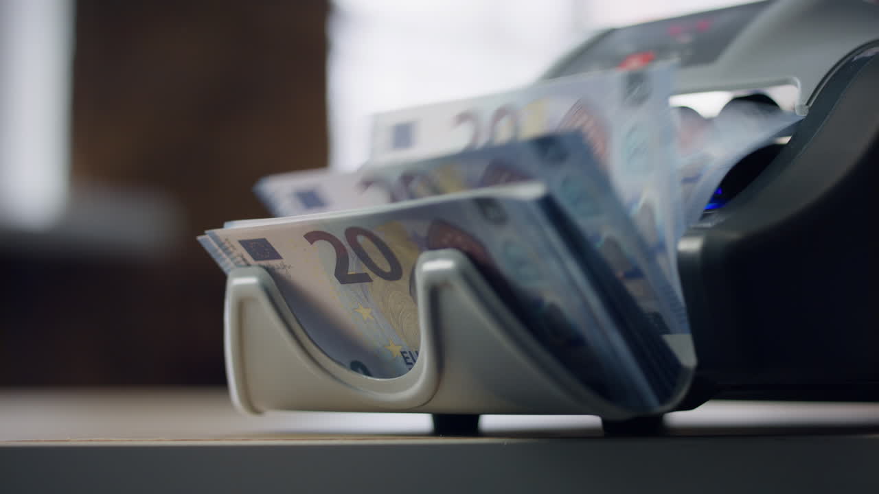 Nahaufnahme einer automatischen Geldzählmaschine, die Euro-Banknoten zählt. Bankausstattung.
