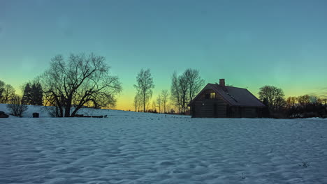 Holzhaus-Auf-Dem-Land-Im-Winter,-Zeitrafferansicht-Des-Sonnenaufgangs